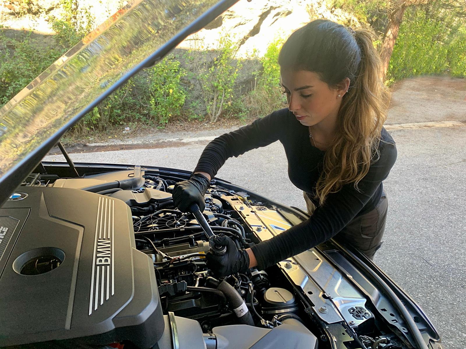 Irati reparando un motor BMW