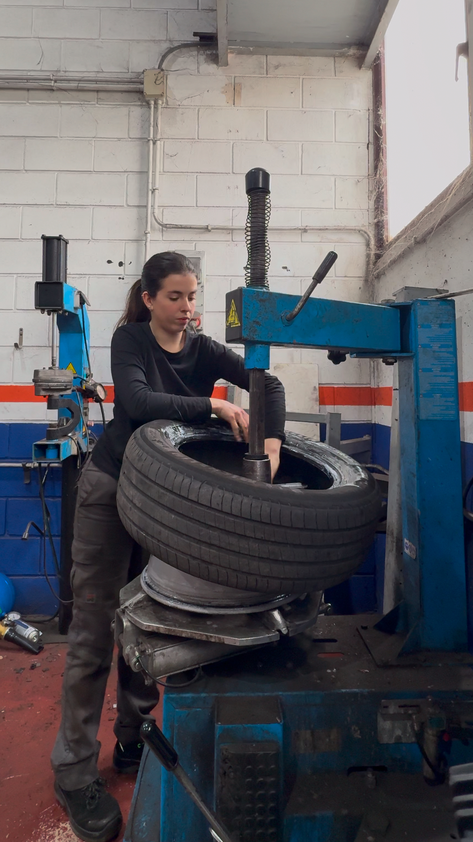 Irati trabajando con una rueda en el taller