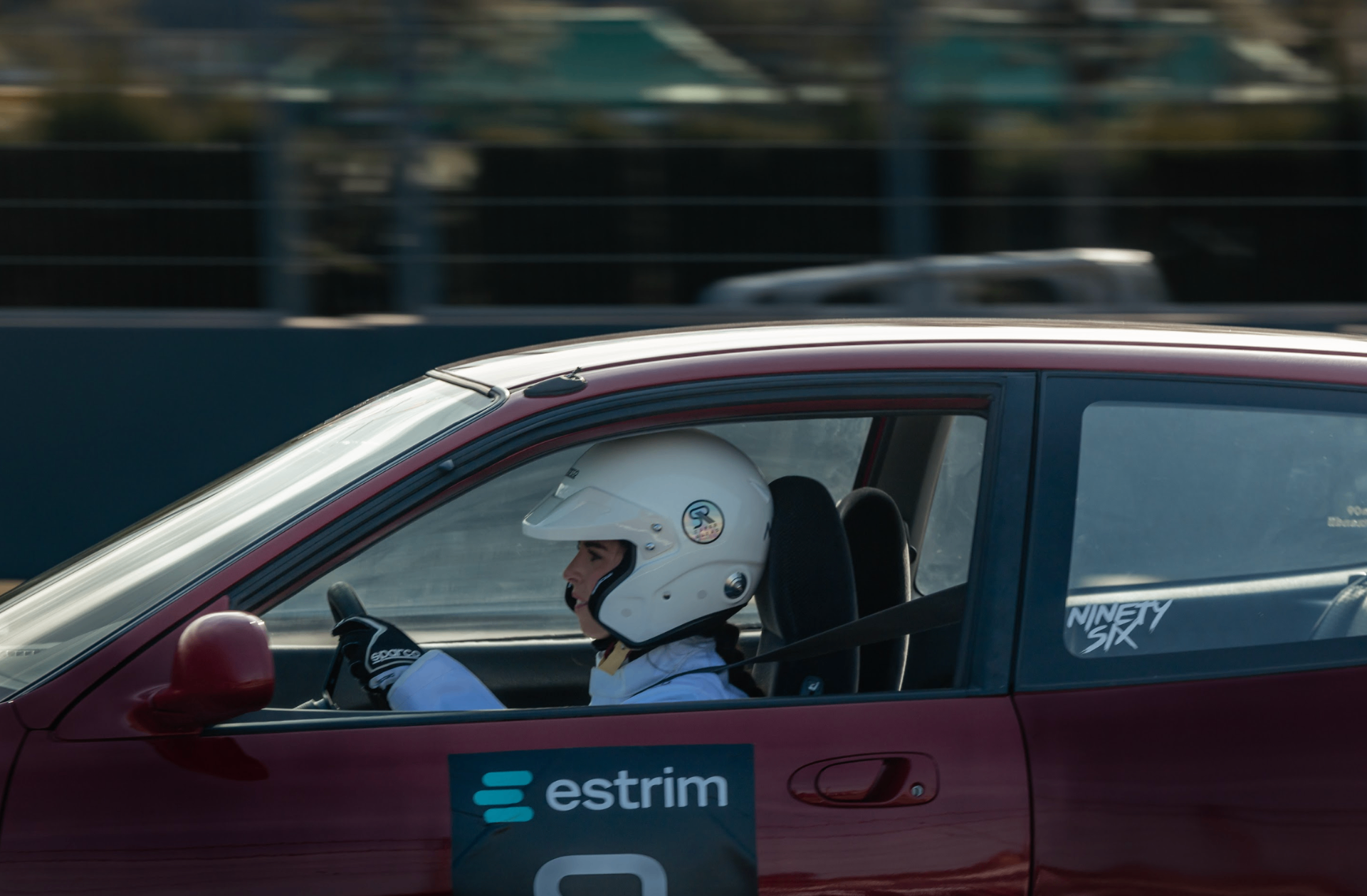 Irati pilotando en circuito con casco